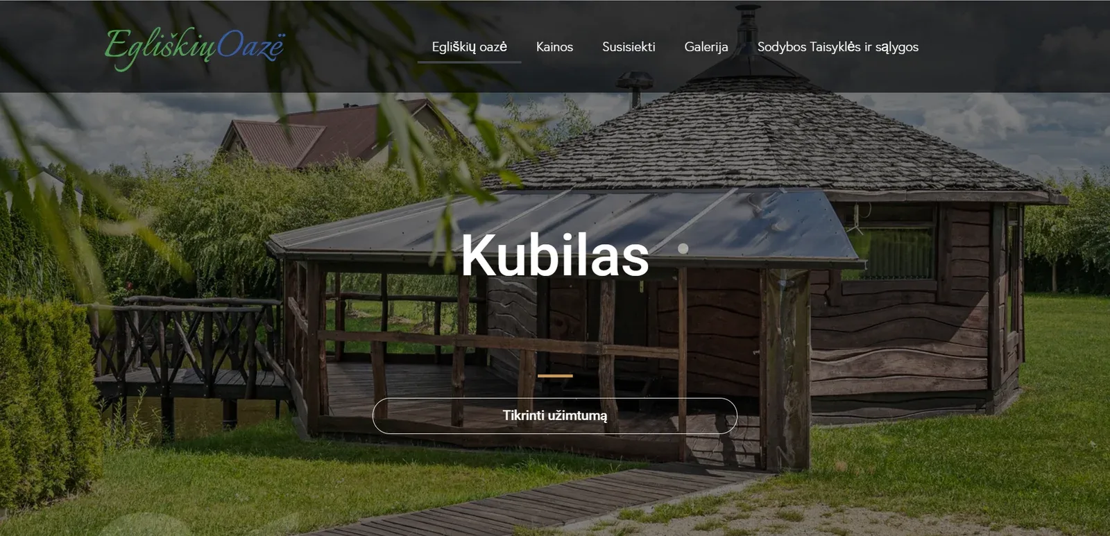 Egliškių oazės sodybos kubilas prie namelio